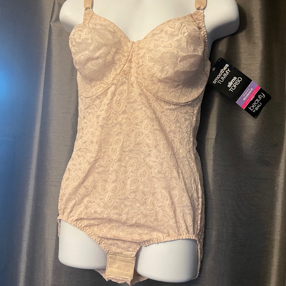 Bali Women’s Shapewear Firm Control Lace ‘N Smooth Built-in Bra